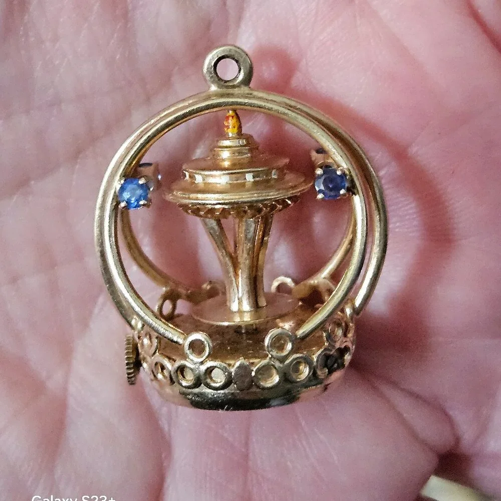 VINTAGE DANKNER 3D MECHANICAL SEATTLE SPACE NEEDLE 14K CHARM PENDANT NECKLACE